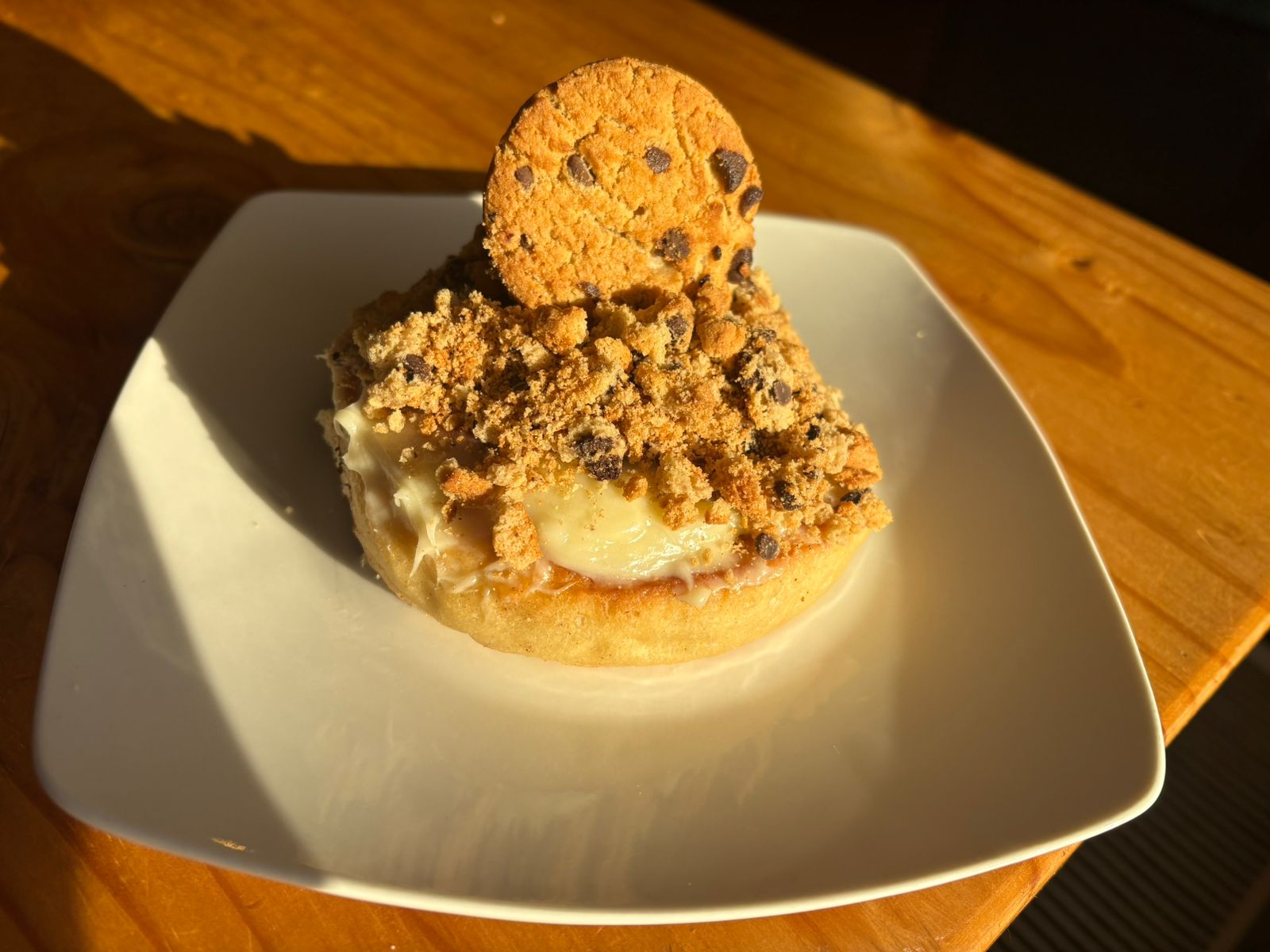 ROLLITO DE CANELA CON TOPPING DE GALLETA KUKY