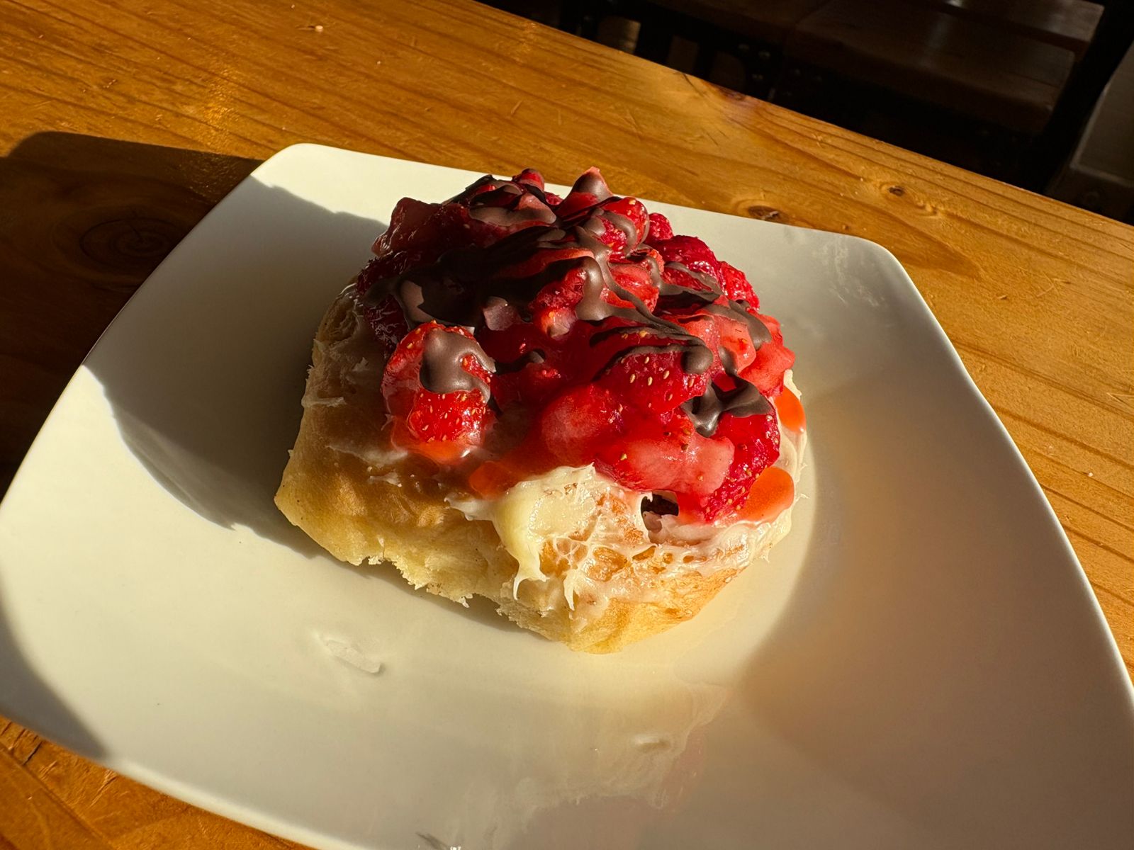 ROLLITO DE CANELA CON TOPPING DE FRUTILLA Y SALSA DE CHOCOLATE