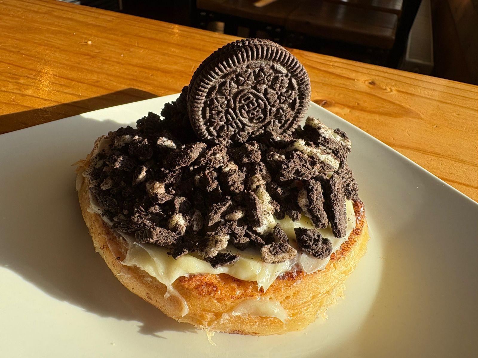 ROLLITO DE CANELA CON TOPPING DE GALLETA OREO